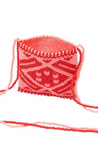 Beaded handbag w odcieniach czerwieni i różu, o prostokątnym kształcie, z misternym wzorem koralików i długim, regulowanym paskiem.