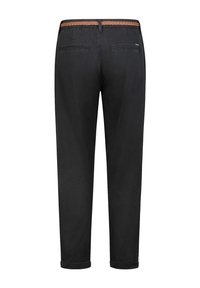 Schwarze Hose aus glattem Stoff, mit geflochtenem braunem Gürtel, zwei Gesäßtaschen und umgeschlagenen Säumen an den Knöcheln.