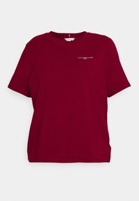 T-shirt in cotone bordeaux con maniche corte e scollatura a girocollo. Presenta un piccolo logo bianco sul petto. Design semplice, vestibilità rilassata.
