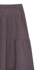 Szara, warstwowa spódnica z elastycznym pasem. Posiada gładką fakturę i zwiewny krój, odpowiednia na różne okazje.