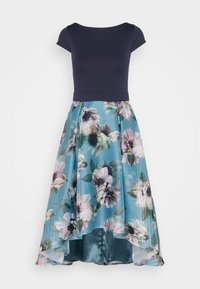 Marinblå bodice med korta ärmar som övergår till en blå blommönstrad kjol med veck och en hög-låg fåll. Slät, texturerad tyg.