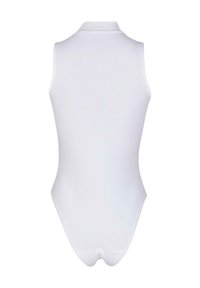 Balta be rankovių bodysuit su aukšta apykakle. Lygus audinys, prigludęs dizainas, žemas nugaros pjūvis. Nėra matomų raštų ar metalinių detalių.