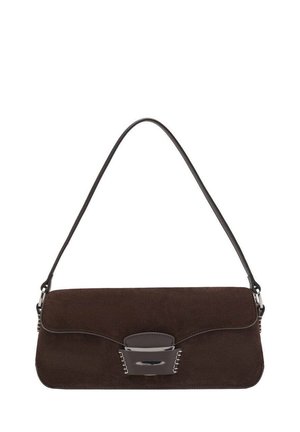 Torebka z ciemnobrązowego zamszu z zaokrągloną klapą, srebrnym zapięciem i pojedynczym smukłym paskiem na ramię.