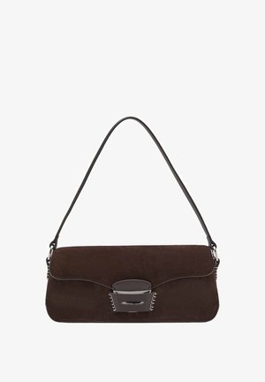 Torebka z ciemnobrązowego zamszu z zaokrągloną klapą, srebrnym zapięciem i pojedynczym smukłym paskiem na ramię.
