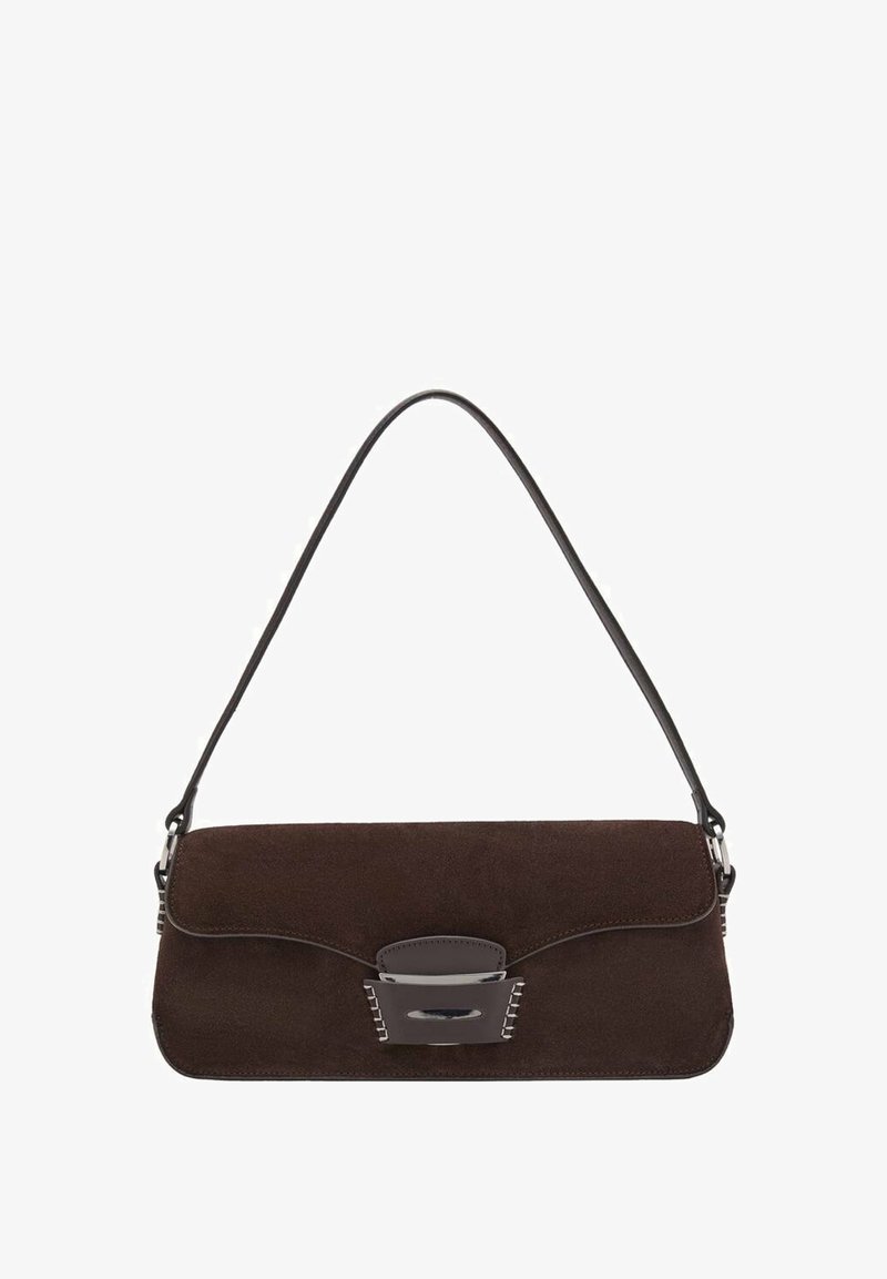 Sac à main en daim marron foncé avec rabat incurvé, fermeture argentée et une seule fine bandoulière.