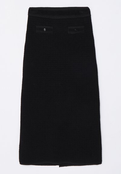 Gonna a matita nera lavorata a maglia con superficie tessurizzata, caratterizzata da due tasche frontali con bottoni decorativi e un taglio dritto all'orlo.