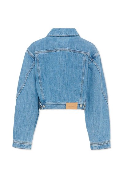 Veste en jean courte bleu clair avec manches longues, col pointu et petite étiquette beige portant la mention "Givenchy" sur l'ourlet inférieur au dos.