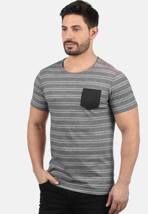 Grau gestreiftes T-Shirt mit kurzen Ärmeln, rundem Halsausschnitt und einer einfarbigen schwarzen Brusttasche. Hergestellt aus weich gewebtem Stoff mit einer leichten Textur.