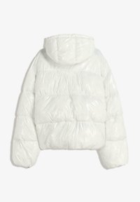 Jachetă pufoasă albă cu un finisaj lucios, având secțiuni verticale matlasate și glugă. Designul include manșete și tiv elasticizate.
