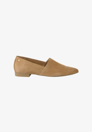 Chaussures plates en daim beige avec un bout pointu, un petit talon et un design croisé sur le devant. Présentent un petit logo doré sur le côté.