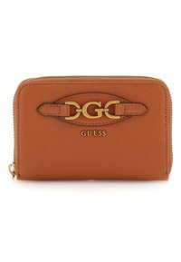 Portafoglio in pelle marrone con texture, dotato di chiusura a zip, caratterizzato da un accentuato logo GG in oro e il marchio "GUESS" sul fronte.