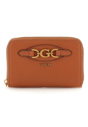 Portafoglio in pelle marrone con texture, dotato di chiusura a zip, caratterizzato da un accentuato logo GG in oro e il marchio "GUESS" sul fronte.