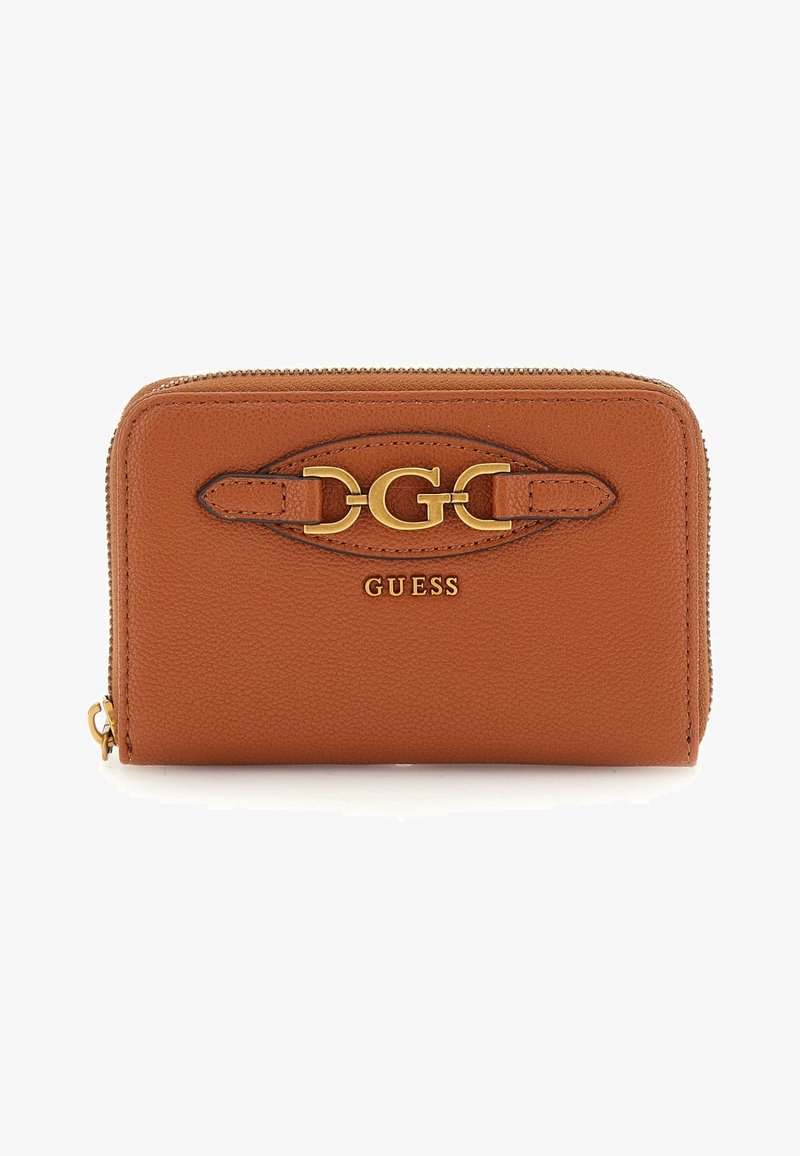 Portefeuille en cuir texturé marron avec fermeture à glissière, présentant un accent en logo GG doré et la marque "GUESS" à l'avant.