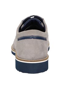 Chaussures en daim gris avec une surface texturée, accents marine au talon et sur les côtés, et une semelle en caoutchouc avec une rayure blanche.