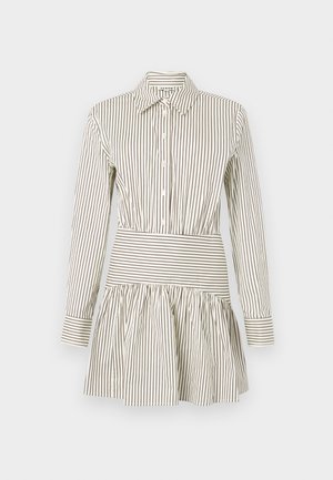 Vestido abotonado con cintura ajustada, falda acampanada, mangas largas y estrechas rayas marrones sobre un fondo crema. Presenta un cuello clásico.