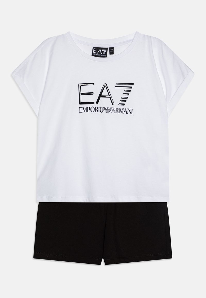Balti trumpas rankovėmis marškinėliai su juodu "EA7 EMPORIO ARMANI" logotipu, derinami su juodomis šortais iš minkštos medžiagos.