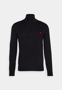 Schwarzer Strickpullover mit hohem Kragen und kurzem Reißverschluss. Verfügt über ein kleines rotes Logo auf der linken Brust sowie gerippte Bündchen und Saum.