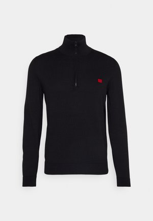 Pulover negru din tricot cu guler înalt și un fermoar scurt. Prezintă un mic logo roșu pe pieptul stâng și manșete și tiv cu design ondulat.