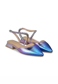 Spitse slingback-schoenen in iriserend paars en blauw synthetisch materiaal, met kristalaccenten op de band en een lage blokhak.