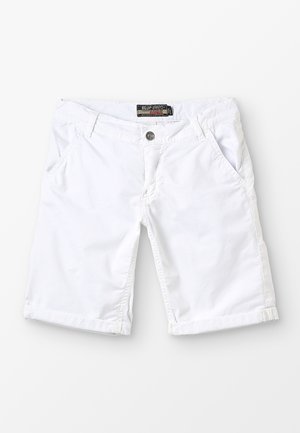 Pantalones cortos de algodón blancos con corte recto, dos bolsillos frontales, cierre de botón y puños doblados. Presenta una etiqueta en la cintura.