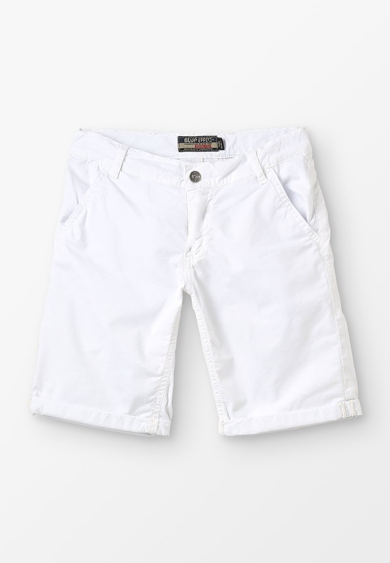 Shorts en coton blanc avec une coupe droite, deux poches avant, une fermeture à bouton et des revers. Présente une étiquette au niveau de la taille.