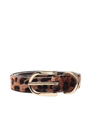 Ceinture imprimé léopard marron et noir roulée avec une boucle métallique dorée et deux passants dorés sur fond blanc.