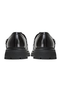 Černé kožené boty s robustní černou podrážkou, charakterizované hladkým povrchem a prošívanými detaily. Disponují bezpečným páskem na přezku.