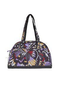 Bolso de tote con estampado de mariposas en negro, morado y rojo. Presenta dos asas robustas, cierre de cremallera y una forma estructurada con textura textil.