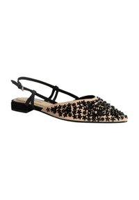 Zapato plano slingback beis con adornos de cuentas florales negras, punta afilada, tacón pequeño y correa ajustable en el tobillo.