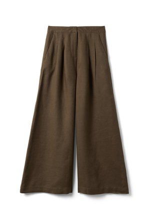 Pantalon marron à jambes larges avec des plis devant et des poches latérales, fabriqué dans un tissu léger, présenté sur un fond blanc.