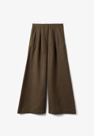 Pantalon marron à jambes larges avec des plis devant et des poches latérales, fabriqué dans un tissu léger, présenté sur un fond blanc.