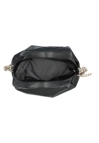 Sac en cuir noir avec un intérieur spacieux, texture lisse et un détail de sangle tissée distinctif. Comprend une fermeture éclair.