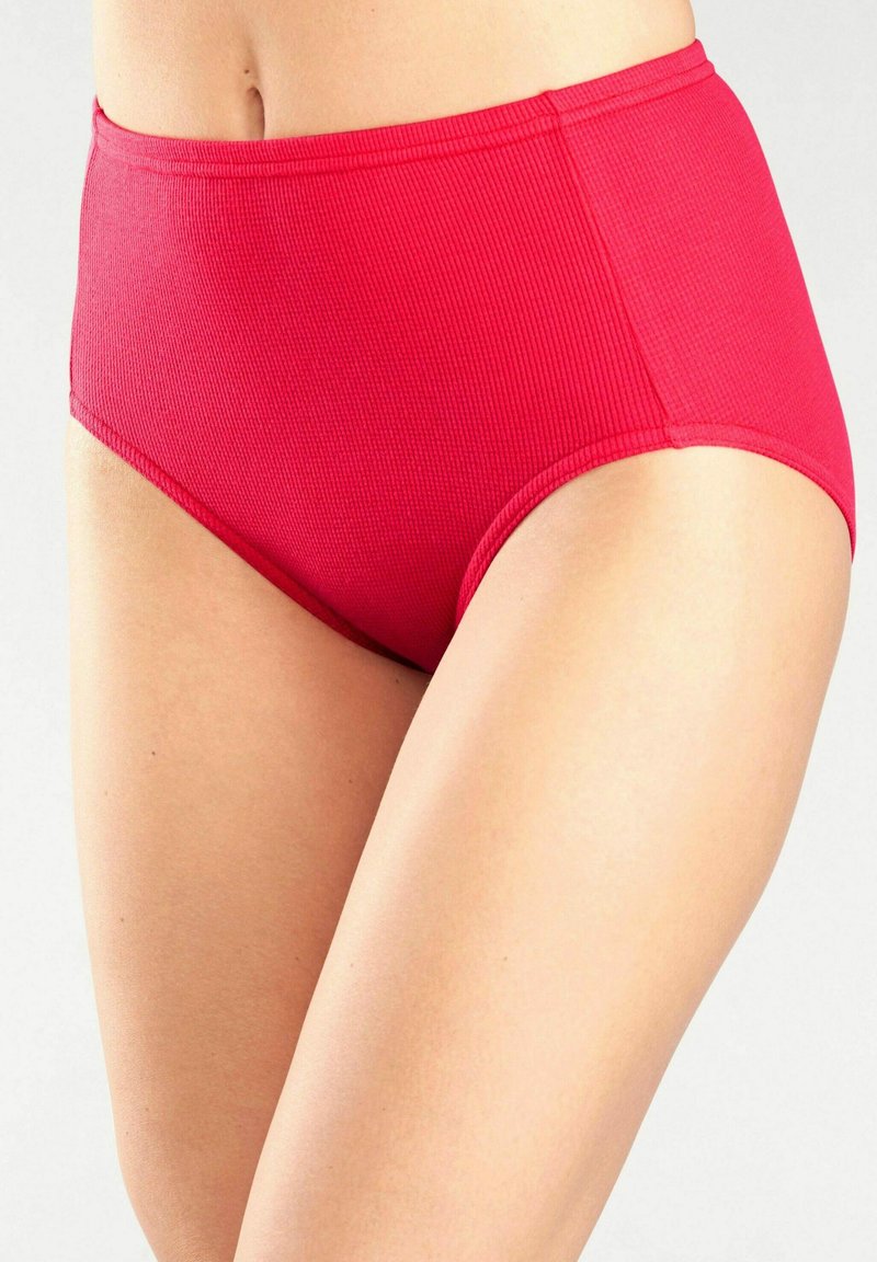 Vysoké červené bikiny s nohavičkami vyrobené z rebrovanej látky, s hladkým povrchom a čistým prešitím okrajov.