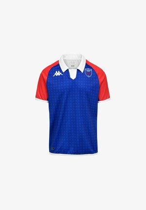 Maglia da rugby blu con maniche rosse, colletto bianco, rifiniture bianche, logo Kappa sul petto destro e distintivo del club Grenoble Rugby sul petto sinistro.