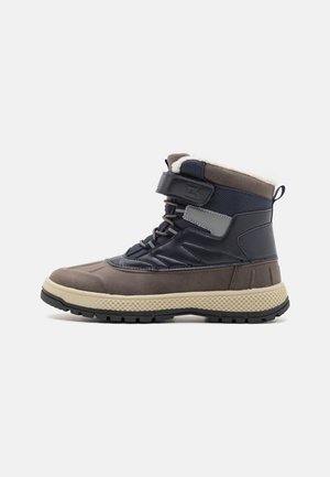 Braune und marineblaue Winterstiefel mit einer strukturierten Gummisohle, weichem Innenfutter, Klettverschluss und Schnürsystem. Verstärkter Zehenbereich für Langlebigkeit.