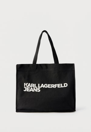 Črna torba za nošenje z dvema ročajema, na sprednji strani je na sredini bel napis "KARL LAGERFELD JEANS".