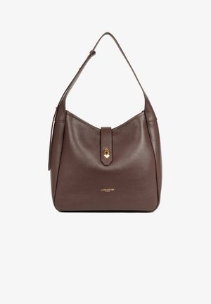 Borsa hobo in pelle marrone con un corpo ampio, texture liscia, chiusura a patta frontale e dettagli in oro. Tracolla regolabile.