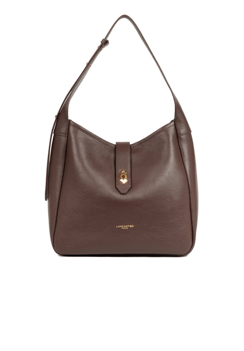 Borsa hobo in pelle marrone con un corpo ampio, texture liscia, chiusura a patta frontale e dettagli in oro. Tracolla regolabile.