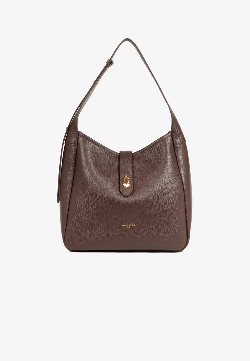Sac hobo en cuir marron avec une grande contenance, texture lisse, fermeture à rabat à l'avant et détails en accent doré. Bandoulière réglable.