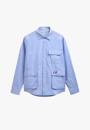 Ελαφρύ μπλε πουκάμισο με μακριά μανίκια και κουμπιά, με τρεις τσέπες με καπάκι, μία από τις οποίες έχει μικρά, πολύχρωμα κεντημένα σχέδια.
