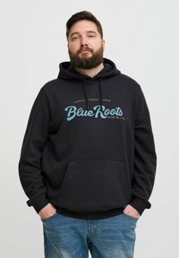 Schwarzer Hoodie mit einer Fronttasche, der das "Blue Roots"-Logo in Türkis und Gold zeigt. Einfaches, bequemes Design mit gerippten Bündchen und Saum.