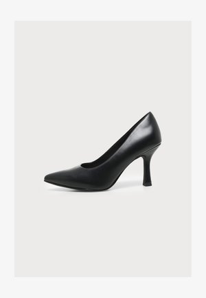 Scarpa con tacco alto in pelle nera con punta affusolata e tacco sottile e curvo su uno sfondo grigio chiaro semplice.