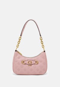 Borsa a tracolla rosa con texture, forma curva, manico a catena dorata e accentuazione del logo G. Presenta una chiusura a zip e un motivo impresso sul materiale.
