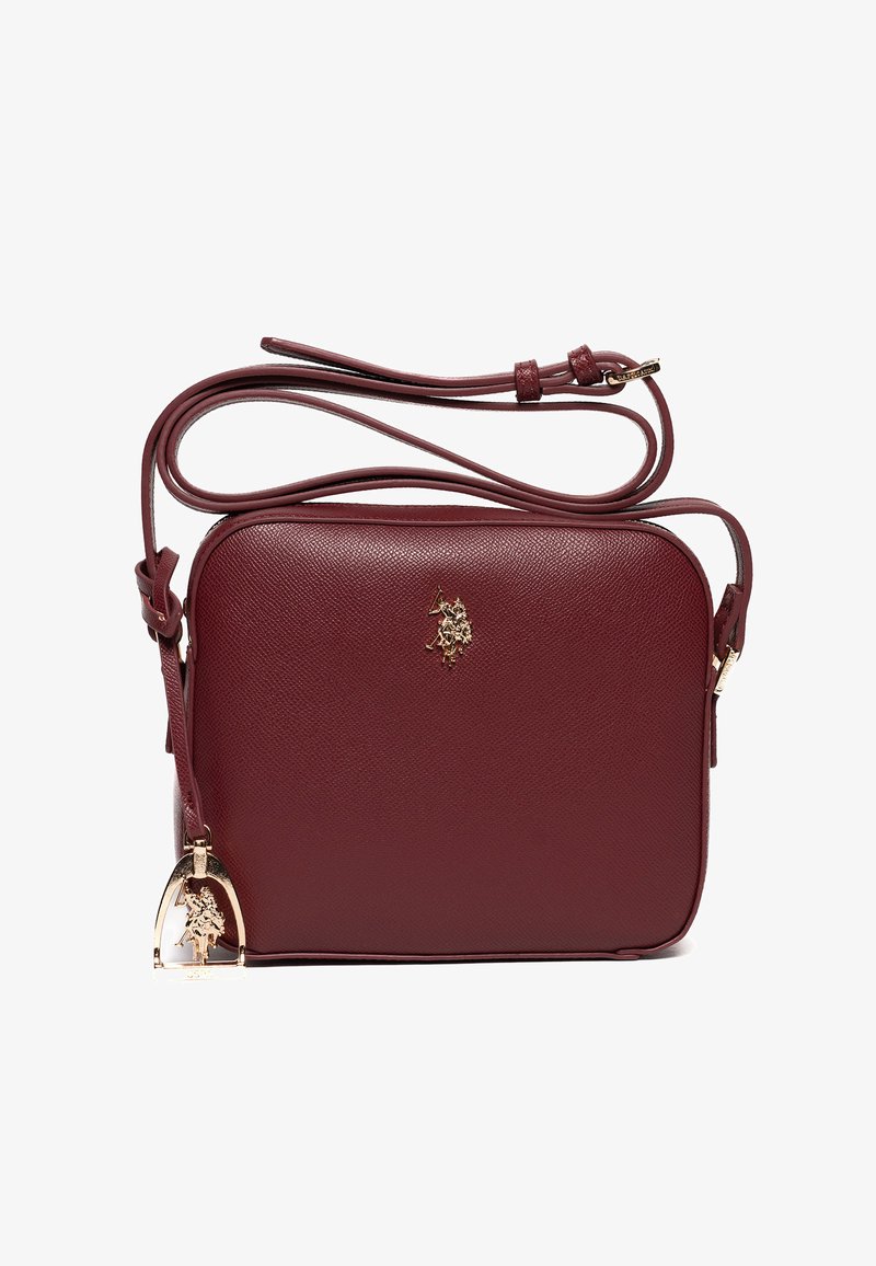 Bordowa skórzana torebka na ramię o fakturowanej powierzchni, ze złotymi elementami i charakterystycznym logo, wyposażona w regulowany pasek.