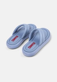 Sininen kuminen flip-flop sandaalit, joissa on kaksi leveää remmiä ja pehmeät pohjat. "CAMPER" on painettu punaisella tekstillä sisäpohjaan. Liukas pinta kauttaaltaan.