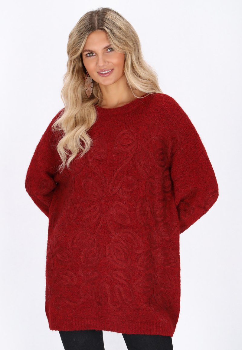 Roter Strickpullover mit einem strukturierten Blumenmuster, lässiger Passform, Rundhalsausschnitt und langen Ärmeln. Weiches Garn mit Rippensaum.