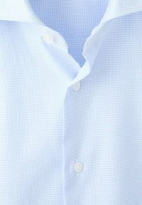 Svetlo modra srajca z vzorcem iz teksturirane tkanine, z klasičnim ovratnikom in belimi gumbi. Dizajn vključuje karo vzorec.