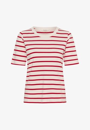 Bijela majica kratkih rukava s vodoravnim crvenim prugama i okruglim izrezom, prikazana na bijeloj pozadini.