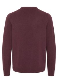 Bordeauxroter Strickpullover mit Rundhalsausschnitt, langen Ärmeln und geripptem Saum sowie Bündchen, mit einer glatten Textur. Rückansicht dargestellt.