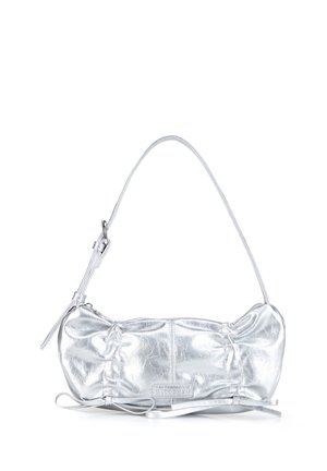 Silberne metallic Schultertasche mit gerafftem Design, verstellbarem Träger und dekorativen Schleifendetails vor weißem Hintergrund.